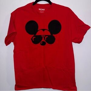 Gildan Unisex size medium T-shirt red black Disney shirt Mickey Mouse with Aviat